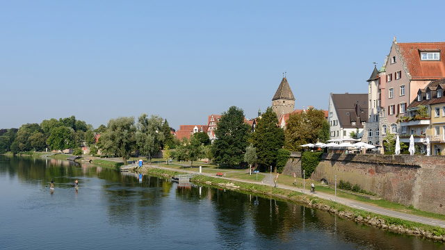 Stadtmauer und Uferpromenade an der Donau in Ulm