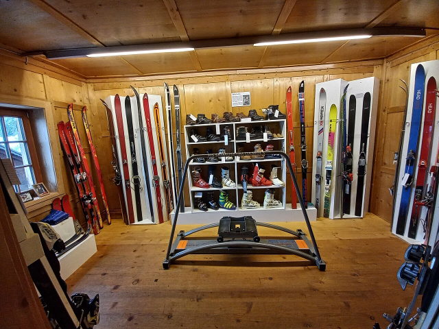 Historische Ski und Skiausrüstung im FIS Skimuseum Damüls