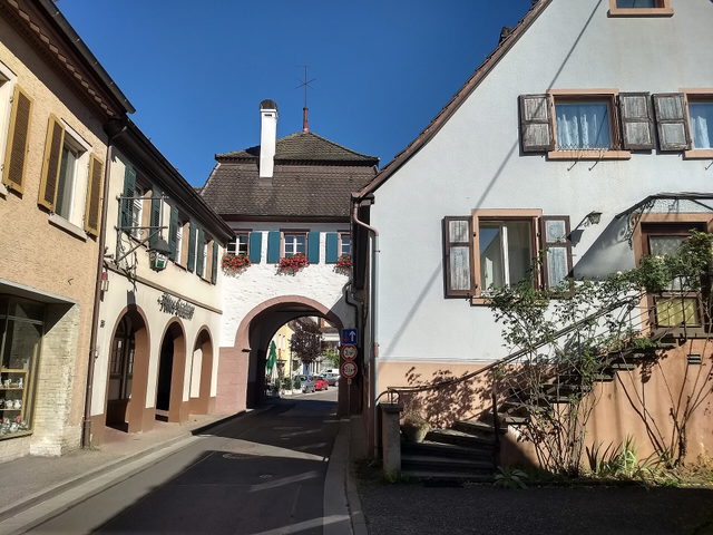 Symbolbild: Gasse mit dem historischen Stadttor in Sulzburg Keine Originalaufnahme dieses Eintrags.