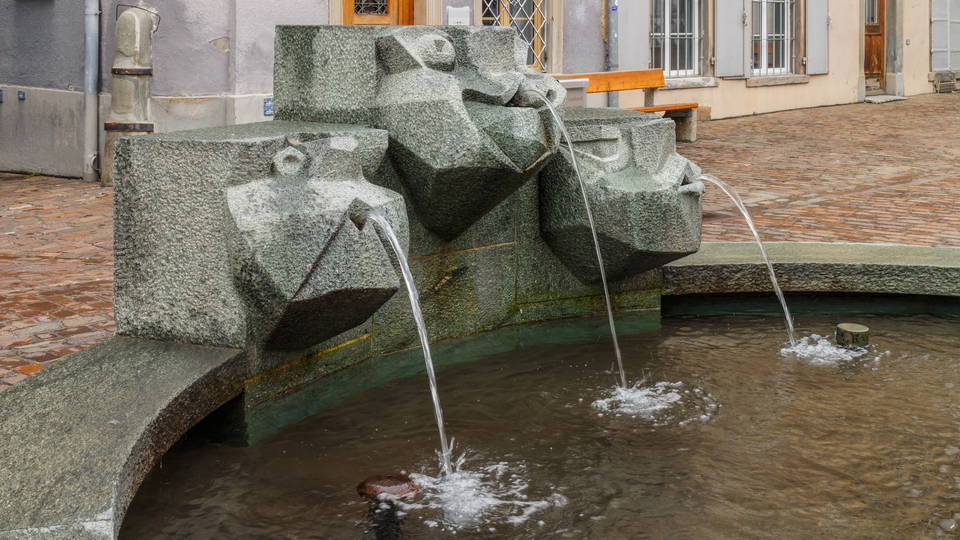 Brunnen und Häuser in der Altstadt von Chur