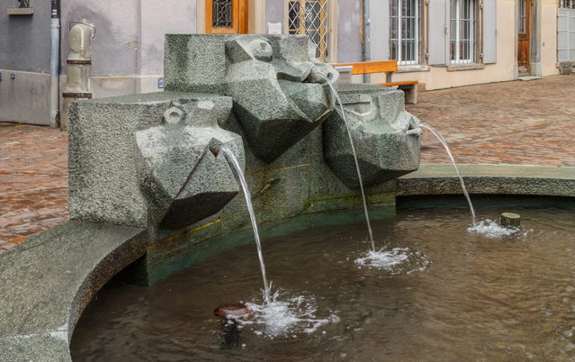 Arcasbrunnen zwischen den Häusern der Churer Altstadt
