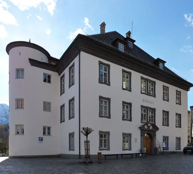 Straßenseite des historischen Rathauses in Bad Hindelang.