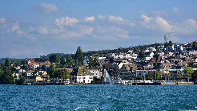 Horgens Ortskern mit Hafen am Zürichsee