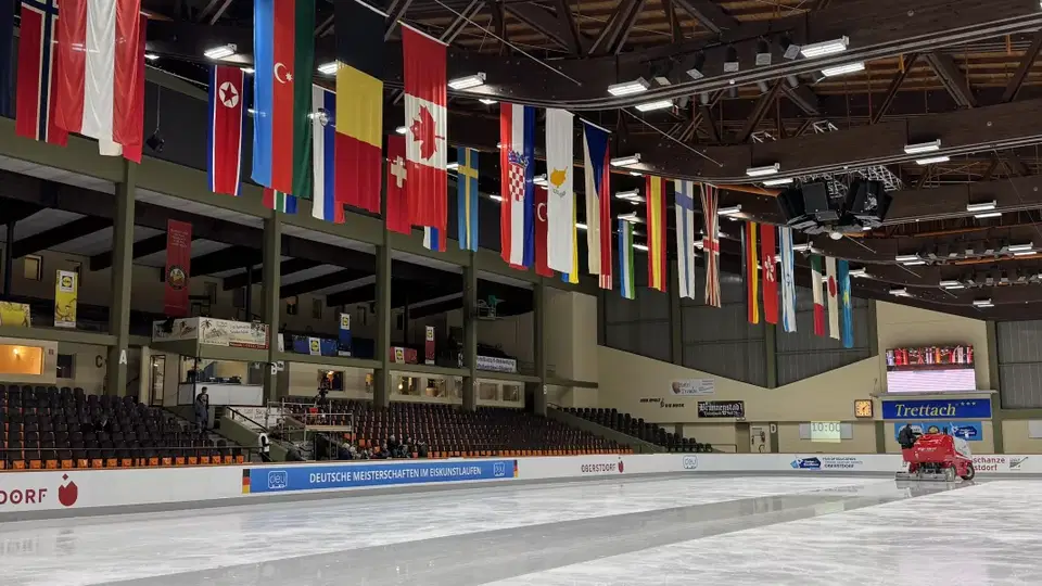 Eishalle im Eissportzentrum Oberstdorf mit Eisfläche und Tribünen