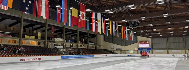 Eishalle im Eissportzentrum Oberstdorf mit Eisfläche und Tribünen
