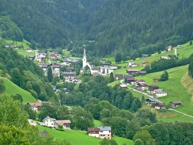 Blick auf Silbertal; der Erzählkulturweg erschließt das Dorf und die Wege an der Litz.
