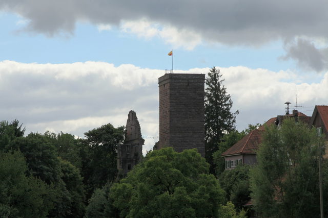 Burgruine Zavelstein mit Bergfried und Häusern im Städtle