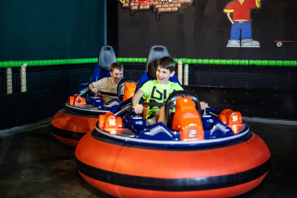 Kinder in Bumper-Cars im WONNILAND Sonthofen
