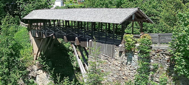 Überdachte Teufelsbrücke über die Tuxbachklamm in Finkenberg