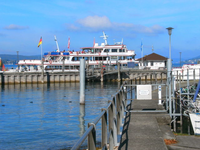Bodenseeschiff und Hafenanlage in Unteruhldingen