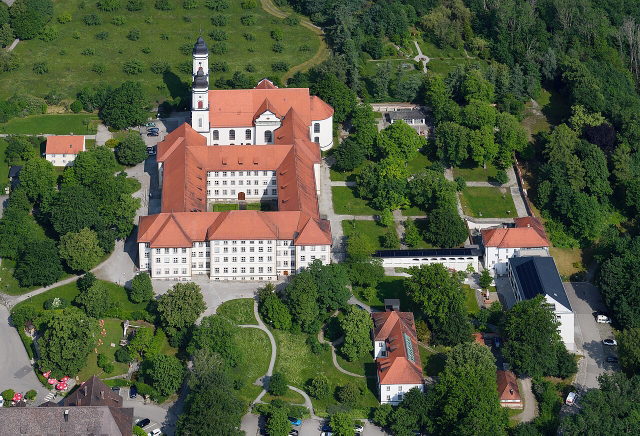 Kloster Irsee mit Kirche, Innenhof und Gärten aus der Luft