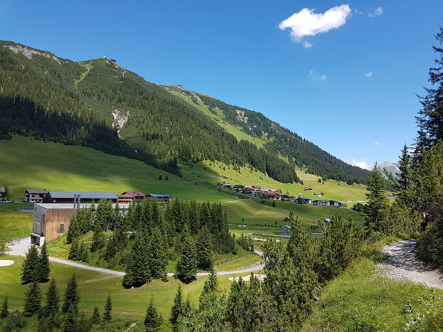Zug bei Lech mit Golfplatz und Gebäuden im Bereich der Zugerbergbahn