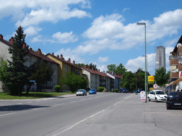 Blick auf die Sudetenstraße im Ortszentrum von Neugablonz