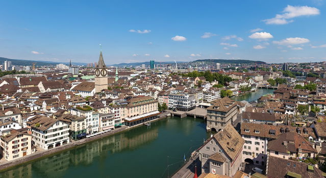 Zürcher Altstadt an der Limmat mit den Kirchen und Brücken