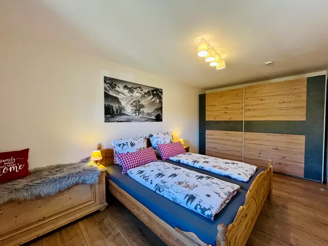 Schlafzimmer mit Doppelbett in Alpenfieber I