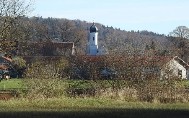 Blick vom Gögerl auf den Kirchturm und die Häuser von Deutenhausen.