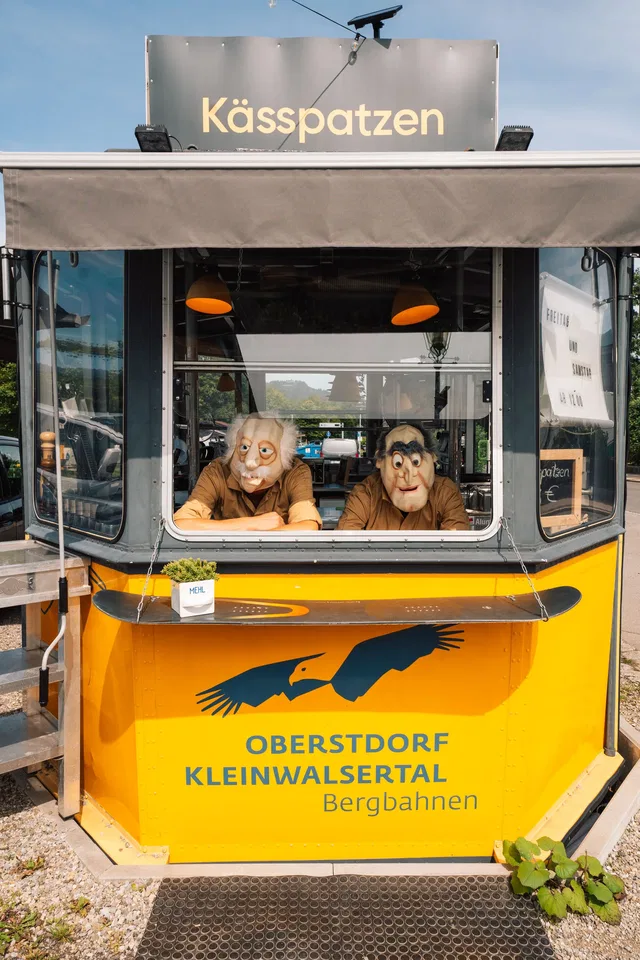 Kässpatzen-Ausgabe in einer umgestalteten gelben Nebelhorn-Gondel