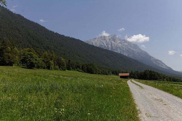 Umgebungsmotiv: Wiesenweg bei Wildermieming auf dem Mieminger Plateau