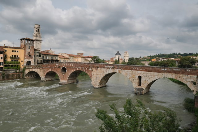 Ponte Pietra über der Etsch in Verona