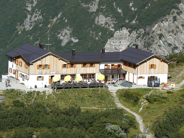 Hanauer Hütte mit Terrasse und Bergkulisse im Parzinngebiet