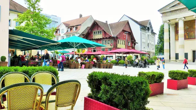 Blick auf das Rote Haus am Marktplatz in Dornbirn. Ortsmotiv zur Ausflugsplanung.