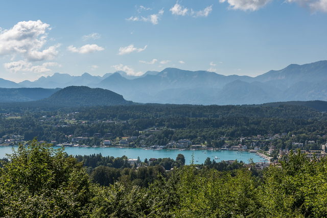 Blick über Velden und die westliche Bucht des Wörthersees