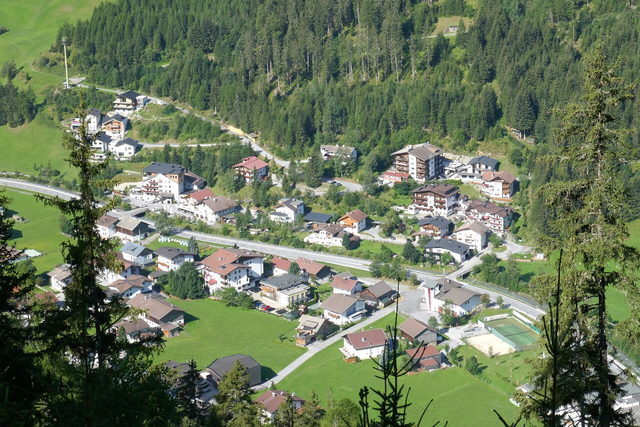 Feichten im Kaunertal zwischen Wiesen und Berghängen