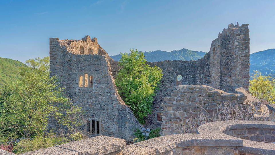 Mauerreste und Türme der Burg Baden in Badenweiler.