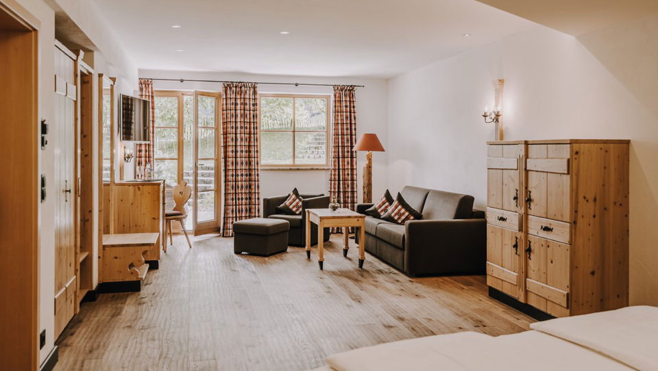 Großer Wohnbereich und Zugang zum Schlafzimmer in der SPA-Suite Widderstein.