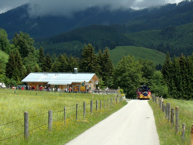 Zugang zum Museumsdorf der Erzgruben Burgberg vor bewaldeten Berghängen