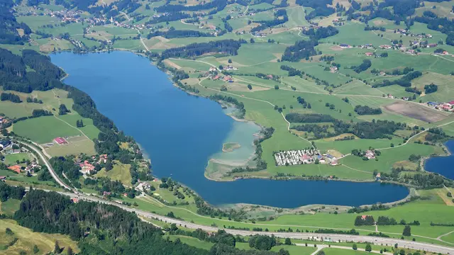 Niedersonthofener See von Osten, Luftaufnahme vom 24. Juni 2023.