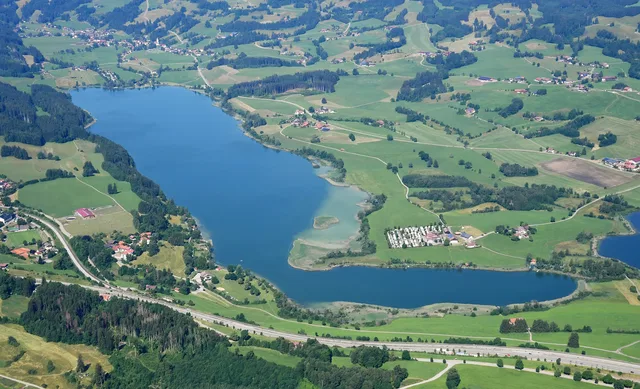 Luftbild des Niedersonthofener Sees von Osten.