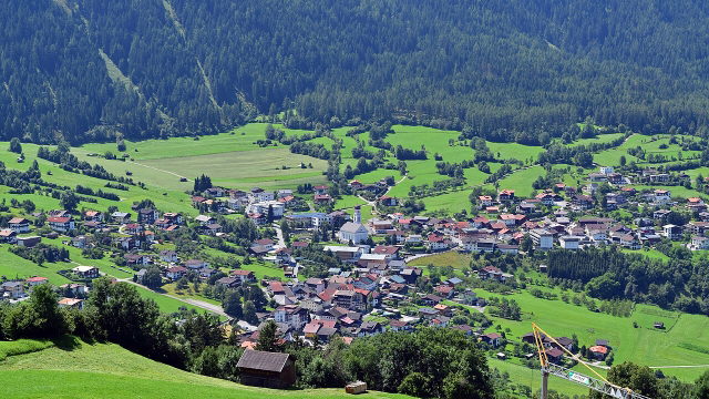 Umgebungsmotiv: Sautens mit grünen Wiesen und bewaldeten Berghängen