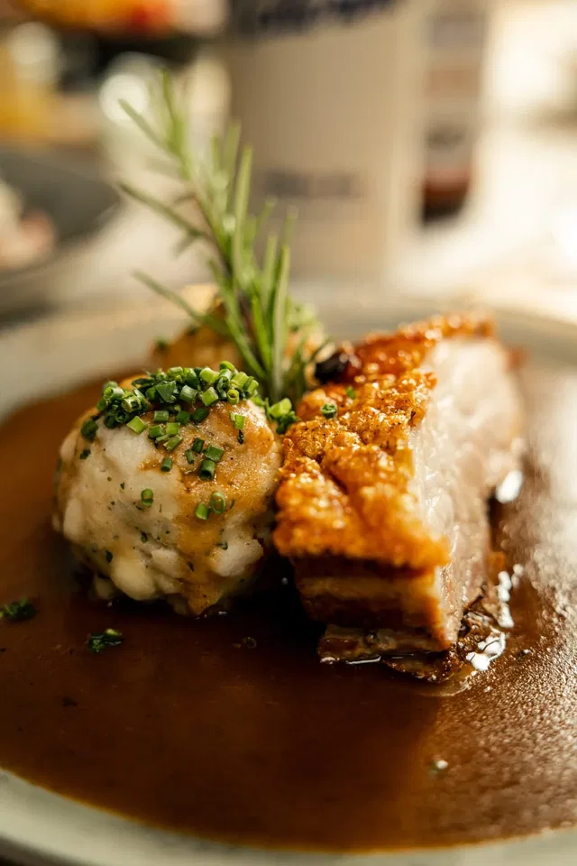Braten mit Knödel im Gasthof Krone