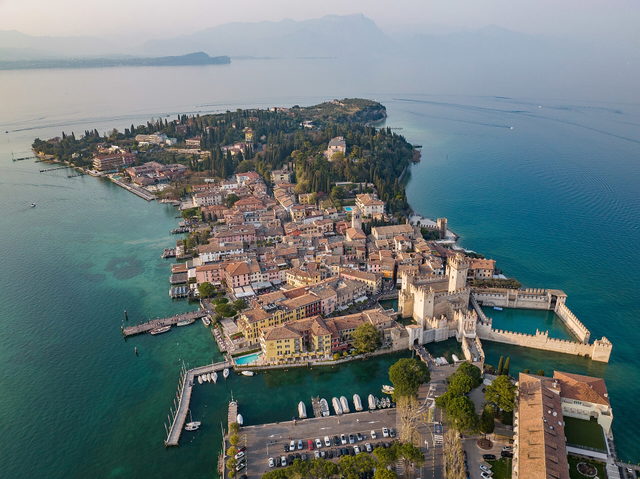 Halbinsel Sirmione mit Skaligerburg und Gardasee
