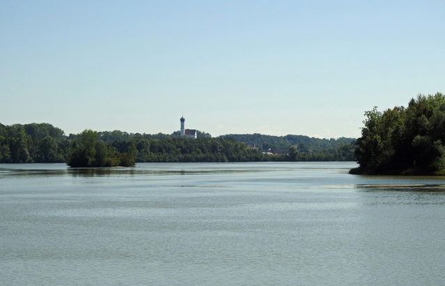Lechstaustufe bei Kaufering mit Blick auf den Ort am gegenüberliegenden Ufer
