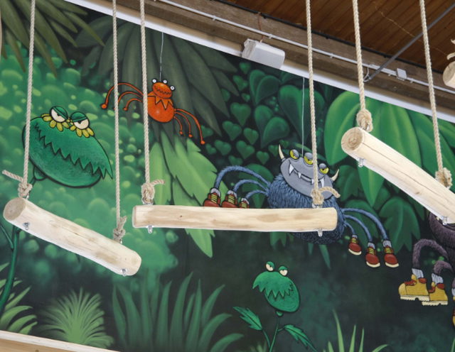 Indoor-Hochseilparcours mit Holztritten und Dschungelmotiven