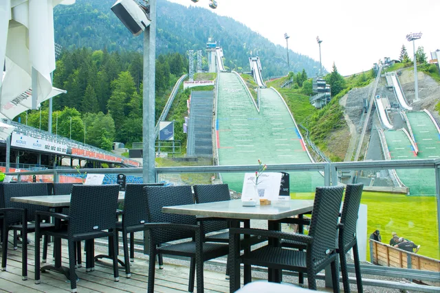 Sonnenterrasse der Erdinger Sportalp mit Blick auf die Schanzen