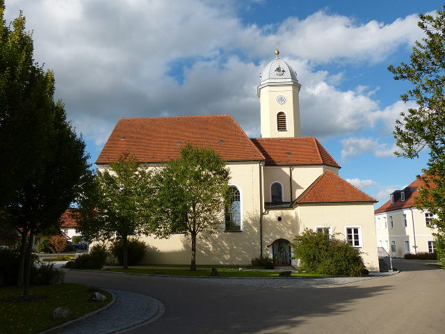 Wallfahrtskirche Mariä Opferung in Baumgärtle mit Turm und Bäumen