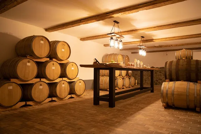 Whiskykeller mit Holzfässern und Verkostungstisch