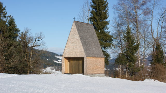 Kapelle Salgenreute mit Holzschindelfassade in winterlicher Landschaft