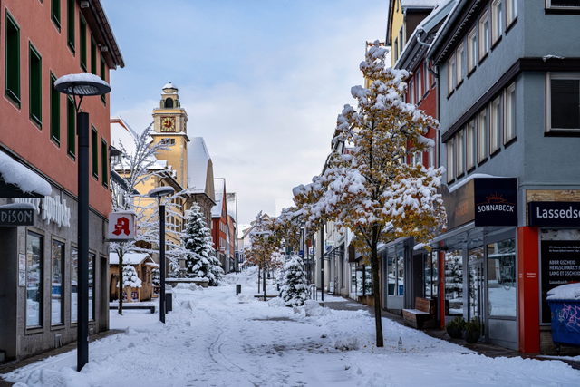 Fußgängerzone in Albstadt-Ebingen mit Blick zum Rathaus