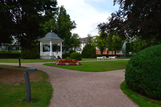 Pavillon und Grünanlagen im Kurpark von Königsfeld