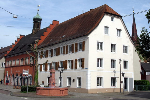 Historische Gebäude und Üsenbergbrunnen in der Kenzinger Altstadt
