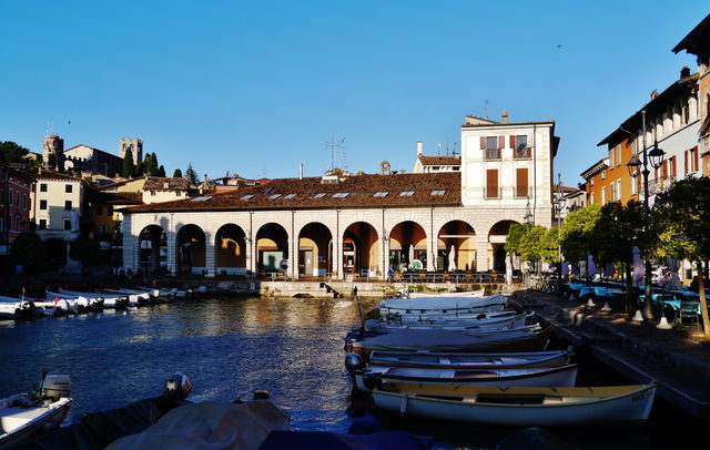 Porto Vecchio in Desenzano del Garda mit Booten und Arkaden des Palazzo Todeschini