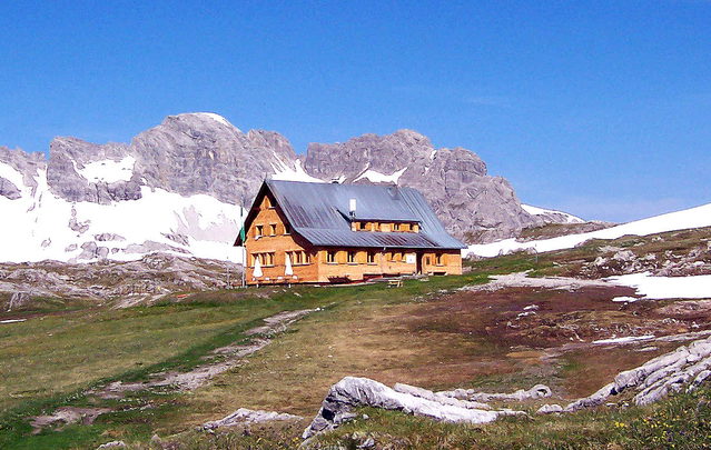 Göppinger Hütte mit Felsgipfeln und Bergwiesen