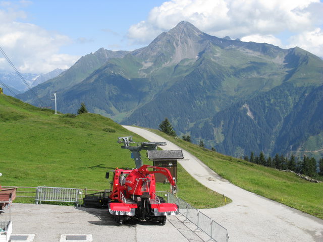Grüne Sommerlandschaft mit Bergstation am Penken