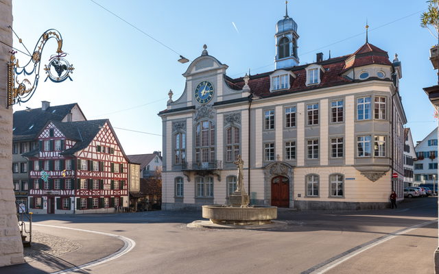 Rathausplatz Weinfelden mit Rathaus und Thomas-Bornhauser-Brunnen