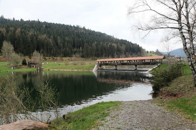 Nagoldtalsperre bei Seewald mit überdachter Brücke am Mitteldamm