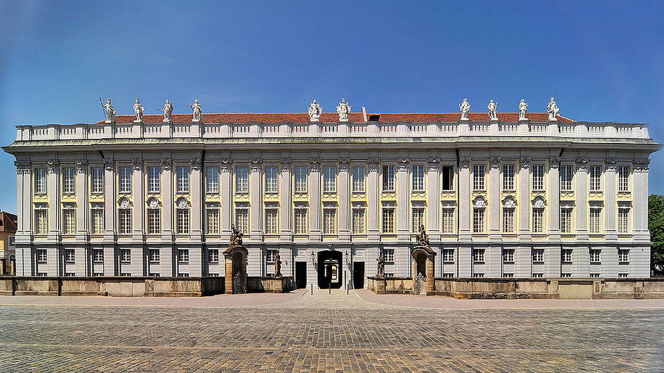 Frontansicht der markgräflichen Residenz Ansbach mit Eingang und Schilderhäuschen